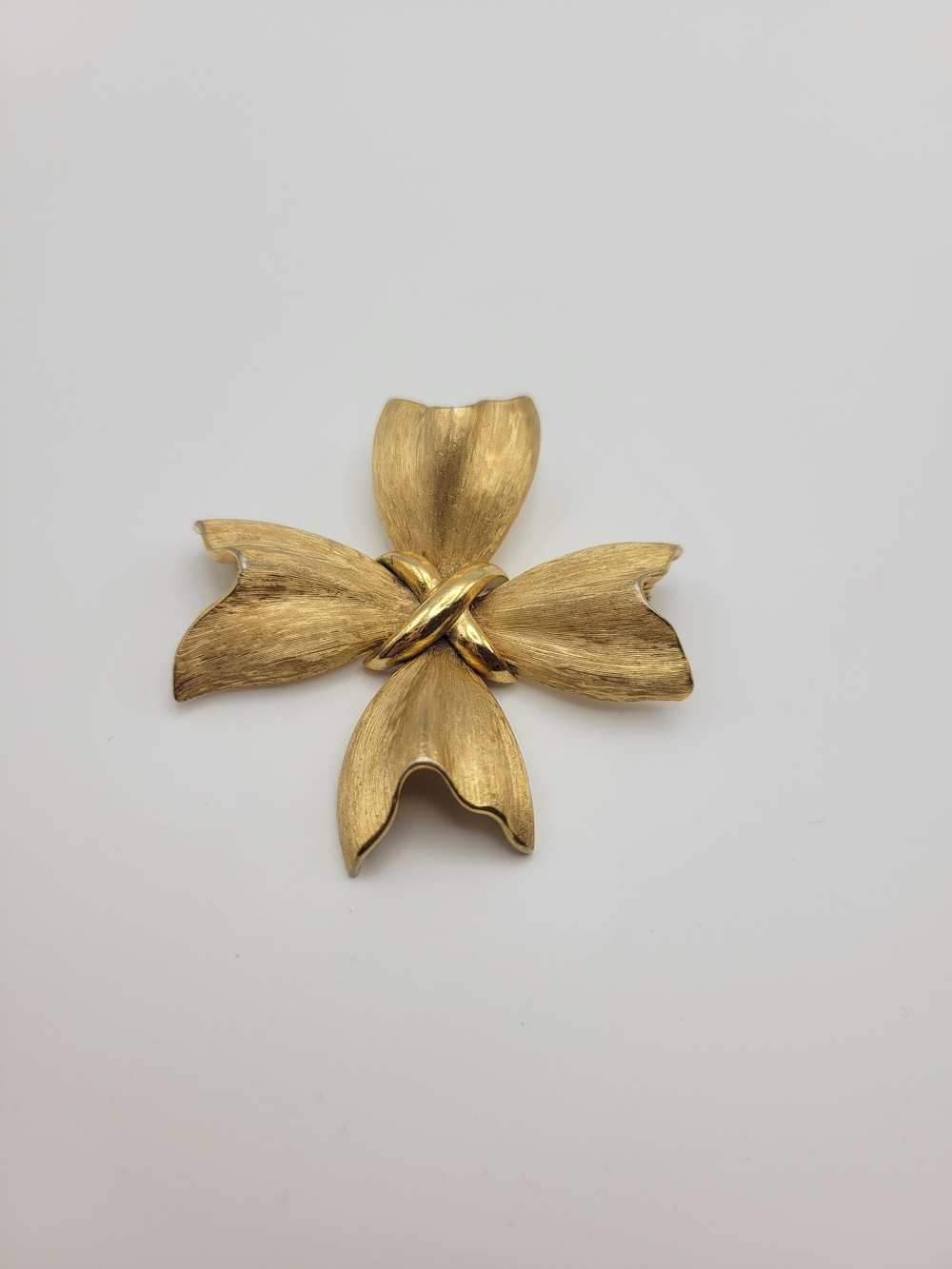 Unmarked Gold Tone Floral Petal Brooch - Women Jewelry